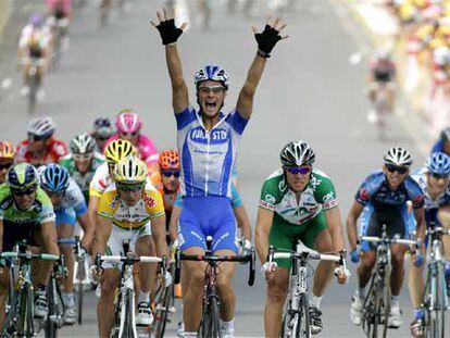 Tom Boonen alza victorioso los brazos.