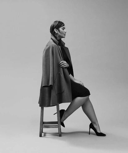 SILUETA ‘MIDI’
La modelo lleva abrigo rojo caldero de COUCHEL (149 €), falda de FIORELLA RUBINO (52 €) y salones de serraje negro de NINE WEST (99 €); pendientes de aro plateados (9,95 €). TODO EN EL CORTE INGLÉS.