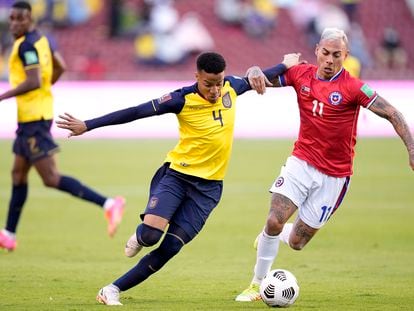 El futbolista de la selección de Ecuador, Byron Castillo, y el de la selección de Chile, Eduardo Vargas, en un partido el 5 de septiembre de 2021, en Quito.