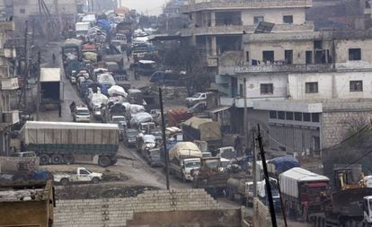 Una caravana de coches huye este jueves hacia la frontera turca ante el avance gubernamental en Idlib.