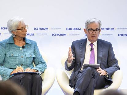 SINTRA (PORTUGAL), 29/06/2022.-El presidente de la Reserva Federal (Fed), Jerome Powell, junto a la presidenta del Banco Central Europeo (BCE), Christine Lagarde, en el foro anual de banca central que el Banco Central Europeo (BCE) celebra en Sintra (Portugal).- EFE/BCE/SOLO USO EDITORIAL/ SOLO USO PERMITIDO PARA ILUSTRAR LA NOTICIA QUE ACOMPAÑA/ (CRÉDITO OBLIGATORIO)