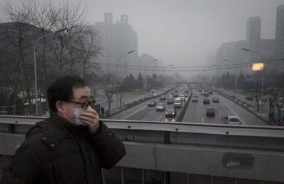 Un hombre usa mascarilla para protegerse de la contaminaci&oacute;n en Pek&iacute;n