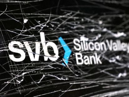 Una fachada del Silicon Valley Bank destrozada.