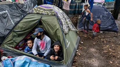 Arelvis Pérez, una migrante venezolana con sus hijas Marly y Ashly en un campamento improvisado en Bogotá durante la pandemia de covid-19.