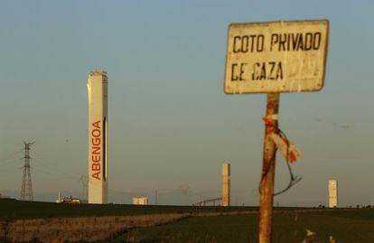 Una torre de Abengoa en una de sus plantas de energ&iacute;a solar. 