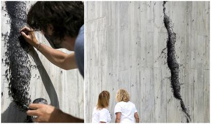 Fortaleza, como la misma palabra sugiere, es el último proyecto del <a href="https://www.pejac.es/" target="_blank">artista urbano Pejac</a> para afrontar con optimismo la crisis de la covid e insuflar ánimos a aquellos que más la sufren: los sanitarios y los propios enfermos. Un homenaje —“ofreciéndoles lo mejor que sé hacer, que es pintar”, dice el grafitero— que ha plasmado en tres pinturas murales en distintas fachadas del Hospital Universitario Marqués de Valdecilla de Santander, centro que actualmente participa en un estudio internacional para hallar una vacuna que frene la pandemia. ‘Distancia social’ (en la imagen), ‘Superación’ y ‘Caricia’ son los evocadores nombres de sus lienzos. Al igual que en su anterior trabajo en la cárcel cántabra de El Dueso, que los reclusos le ayudaron a terminar, esta vez ha contado con la participación de pacientes de la unidad de oncología infantil, que han coloreado con sus manos el retrato de un joven que convierte su silla de ruedas en un trampolín. “Algo que podríamos hacer nosotros como sociedad: coger esta crisis y usarla para impulsarnos hacia adelante”.