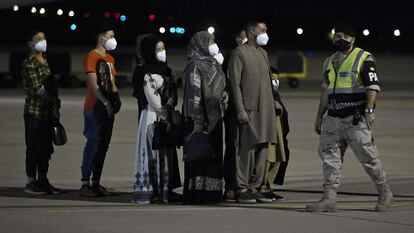 Refugiados afganos procedente de Islamabad, la noche de este martes en la base aérea Torrejón de Ardoz (Madrid).