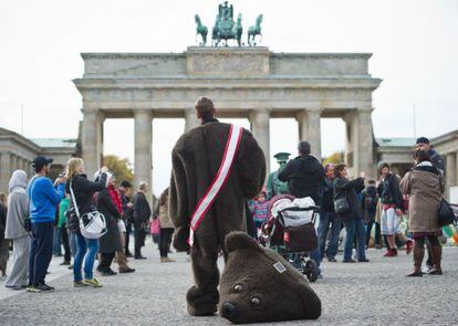 Turistas en la puerta de Brandenburgo, en Berl&iacute;n.