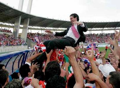 El entrenador del Almería, Unai Emery, es manteado por los aficionados.