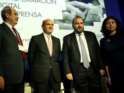 De izquierda a derecha, José Gabriel González Arias, Luis de Guindos, José Luis Sainz e Irene Lanzaco, tras la asamblea de la AEDE.