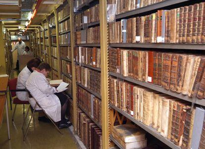 Dos funcionarias trabajan en una de las salas de libros antiguos de la Biblioteca Nacional de España (BNE).