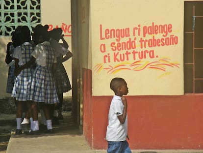 En el colegio de San Basilio de Palenque se dan tres horas diarias de clase en palenquero.