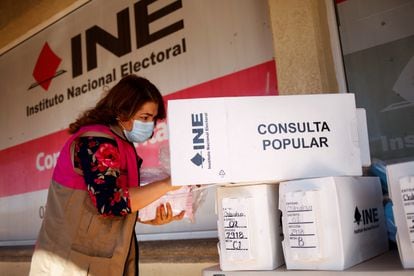 Una trabajadora del Instituto Nacional Electoral distribuye el material para la próxima consulta de revocación de mandato en México.