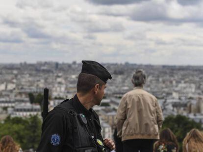  Un agente de la polic&iacute;a francesa hace guardia en el bulevar Montmartre de Par&iacute;s el 29 de junio.