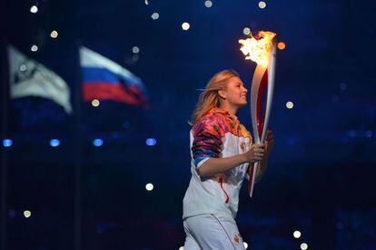 La tenista rusa y medallista olímpica, Maria Sharapova, con la antorcha olímpica durante la ceremonia inaugaral de los Juegos Olímpicos de Sochi 2014.