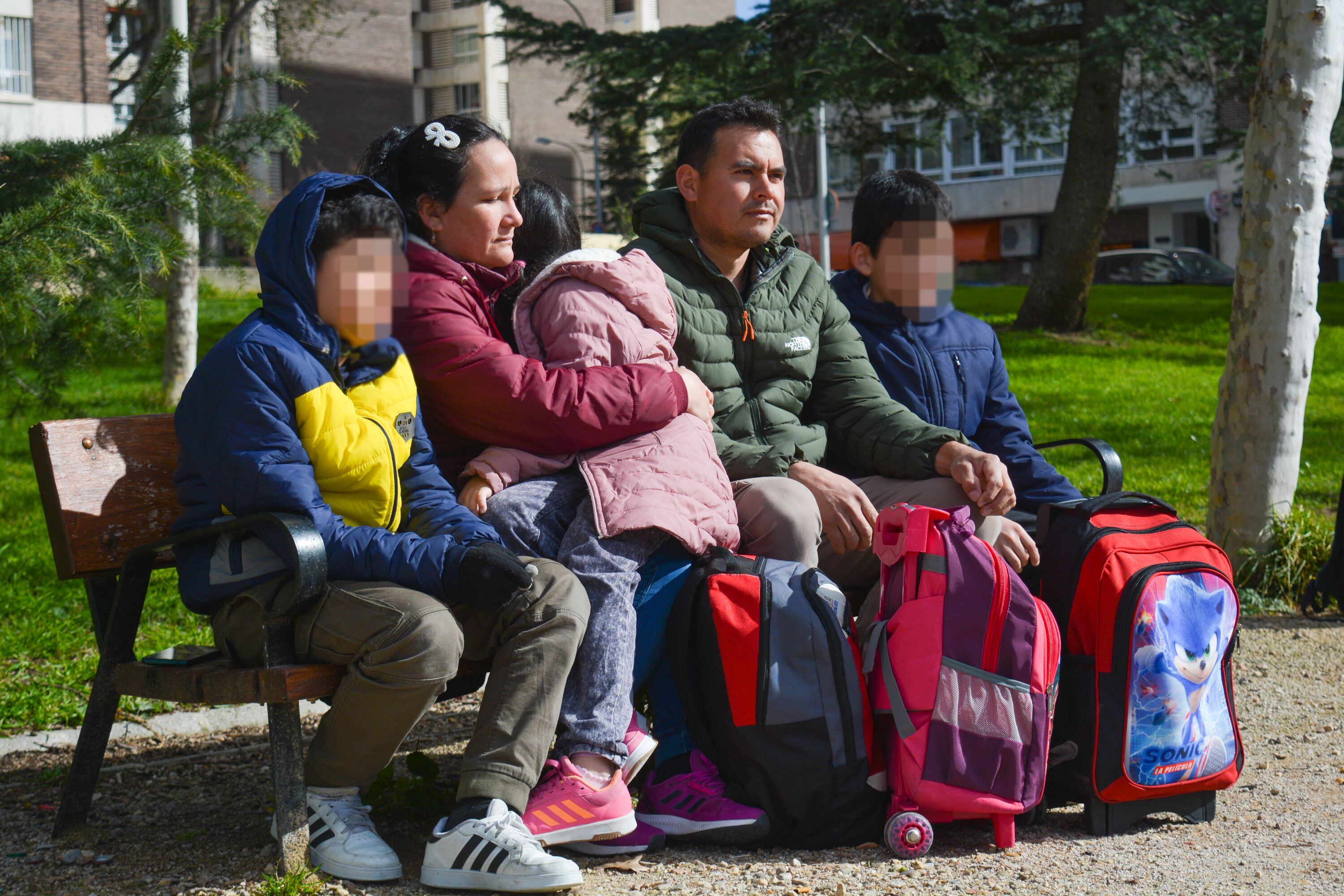 La familia Peña Mora intenta conseguir una cita para tramitar el asilo desde noviembre de 2023.