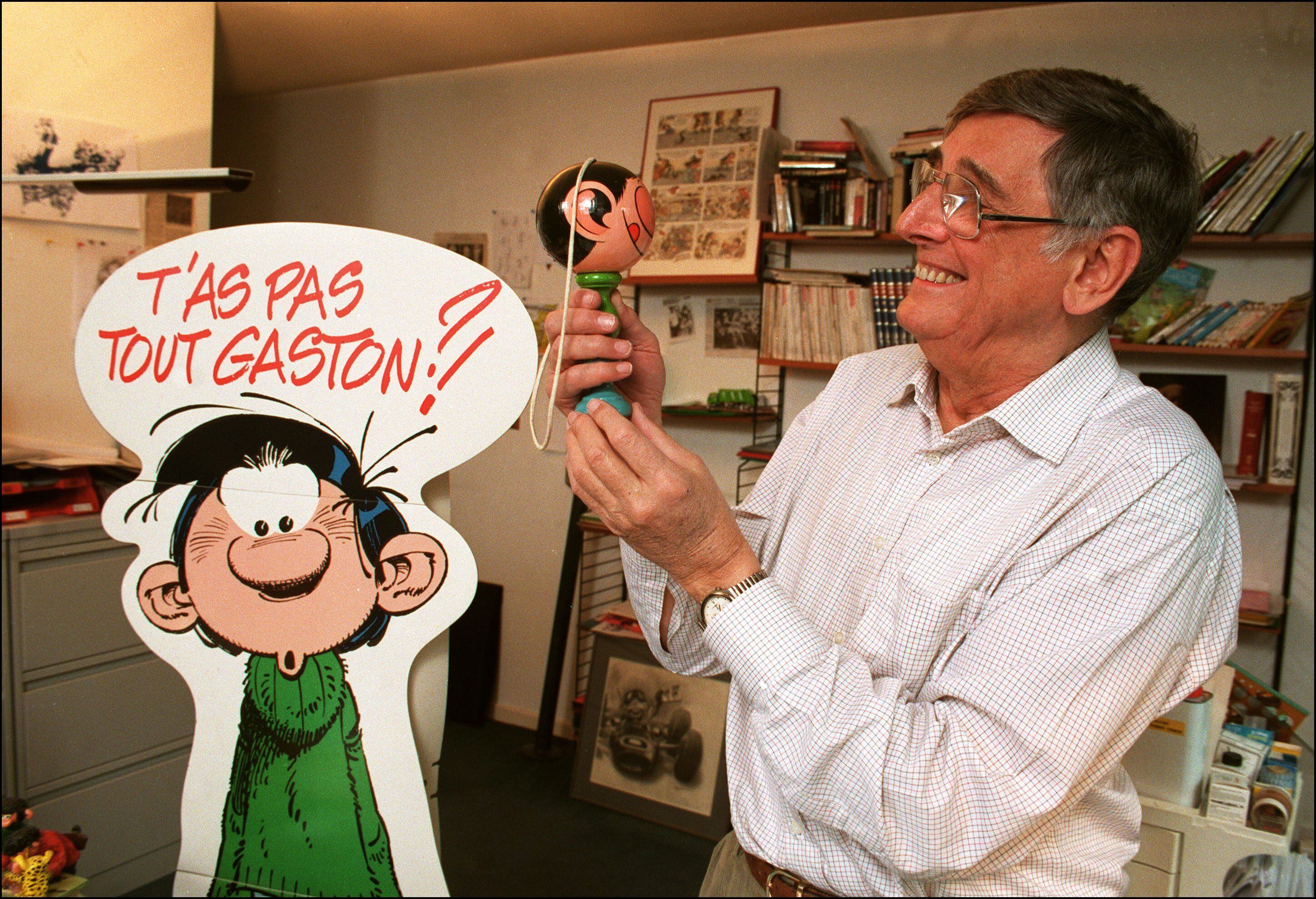 André Franquin, autor de 'Gaston Lagaffe', con una figura de su personaje, el 14 de noviembre de 1996.