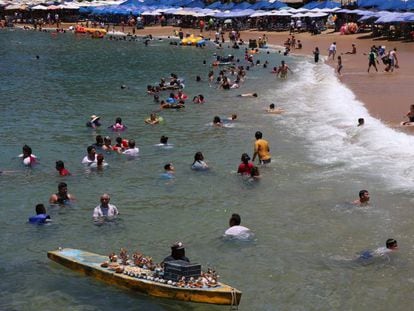Turistas en una playa de Acapulco.