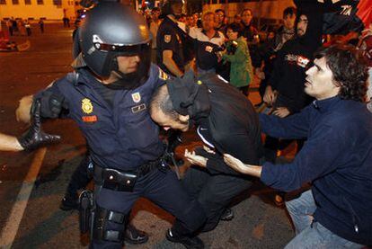 Agentes de policía cargan contra un piquete en las cocheras de la EMT en Fuencarral, en Madrid, la madrugada de ayer