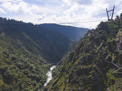 El 516 Arouca se eleva 175 metros sobre el río Paiva y quien se atreva a cruzarlo deberá caminar más de medio kilómetro sobre una plataforma de rejilla metálica. |