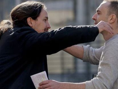 Pablo Iglesias abraza al candidato Luis Alegre en Madrid.