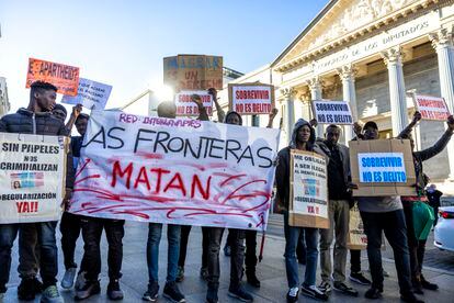 Los grupos del Congreso salvo Vox dan luz verde al debate sobre la regularización de cientos de miles de inmigrantes