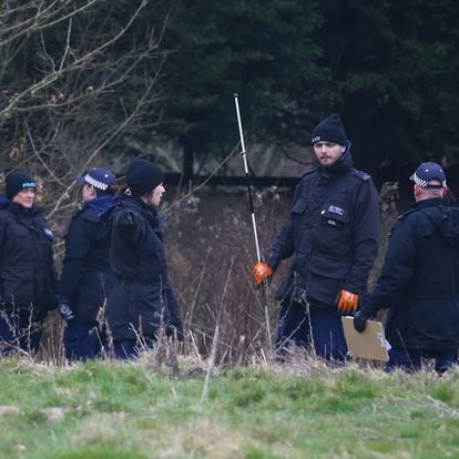 10 March 2021, United Kingdom, Ashford: Police officers search a property near Great Chart Golf and Leisure Park. A serving Metropolitan Police officer has been arrested in connection with the disappearance of Sarah Everard who has been missing for a week. The 33-year-old disappeared on Wednesday 03 March after leaving a friend's house in Clapham, south London. Photo: Gareth Fuller/PA Wire/dpa
10/03/2021 ONLY FOR USE IN SPAIN