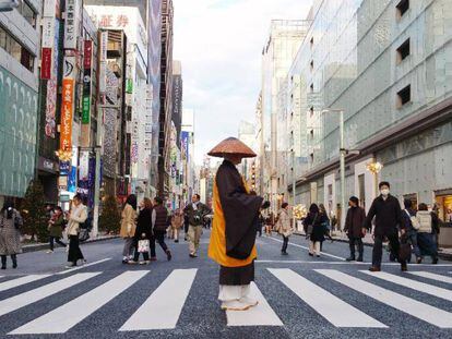 Un hombre ataviado a la antigua usanza cruza un paso de cebra de la calle Ginza, la vía comercial más cosmopolita de Tokio