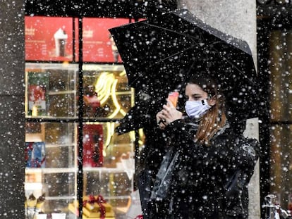 Una mujer se hace una foto en Covent Garden (Londres). Reino Unido autorizó esta semana una vacuna rigurósamente testada contra la Covid-19 y podría empezar a administrarla en pocos días. 