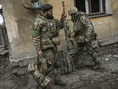Dos militares ucranios se preparan para unirse al frente cerca de la ciudad de Bajmut ,en la región de Donbas, este sábado.