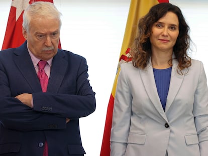 El nuevo presidente de la Cámara de Cuentas de Madrid, Joaquín Leguina, toma posesión de su cargo en presencia de la presidenta de la Comunidad de Madrid, Isabel Díaz Ayuso, este jueves en la Asamblea de Madrid.