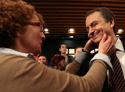 Una simpatizante hace un gesto cariñoso a José Luis Rodríguez Zapatero en el acto celebrado en la sede de UGT en Madrid.