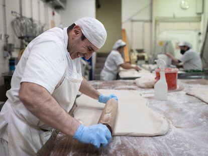 Roberto, pastelero de la confitería Camilo de Blas de Oviedo, prepara la masa para roscón de hojaldre en la jornada previa al día de Reyes.