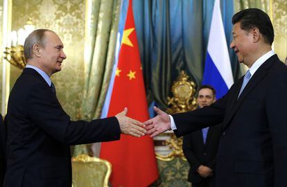 El presidente ruso, Vladímir Putin, saluda a su homólogo chino, Xi Jinping, durante su visita a Moscú (Rusia) en 2019.