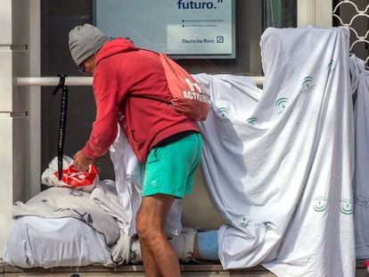 Una persona sin hogar en una calle de Sevilla. 