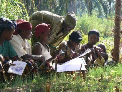 Agricultores de Burundi debaten sobre el uso de técnicas agroecológicas.