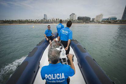 Cuatro agentes patrullan con la Talaia desde el mar.