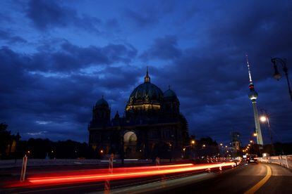 La catedral de Berlín, el viernes con las luces atenuadas mientras a la derecha resplandece la torre de la televisión.