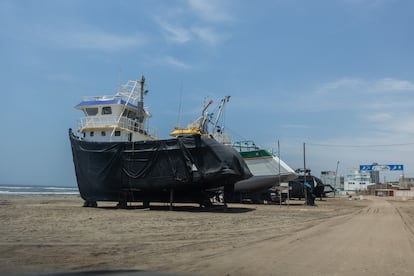 América Futura hizo un recorrido por diferentes caletas al norte del país, y comprobó que se construyen barcos en patios, corralones, o en pampas polvorientas. Hay pueblos que son casi como astilleros con casas alrededor. En la imagen, embarcaciones artesanales en la caleta Santa Rosa, en Lambayeque, el 26 de noviembre de 2023. 