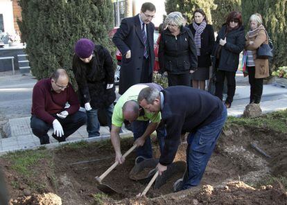 El fiscal de menores y familiares de <b>bebés robados</b> presencian una exhumación en Alicante.