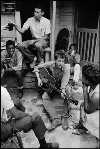 Dylan, en una oficina pro derechos civiles de EE UU, en 1963 en Greenwood (Misisipi).