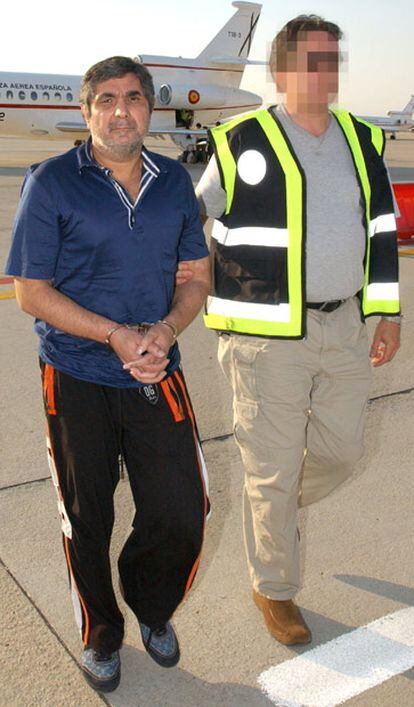 Kalashov, al llegar a Getafe (Madrid) en un avión de la Fuerza Aérea Española, tras ser detenido en Dubai.