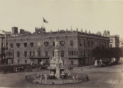 Entre los fondos que conserva la Biblioteca Nacional se encuentra un importante conjunto de imágenes del siglo XIX gracias al que podemos conocer los diferentes caminos que tomó la fotografía desde su aparición en 1839. El trabajo de Charles Clifford en España es de los más conocidos de aquella época. Arriba, el Palacio de la Reina de Barcelona, en 1860.