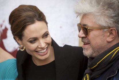 El director español Pedro Almodóvar posando ayer, sábado, junto a la actriz estadounidense Angelina Jolie