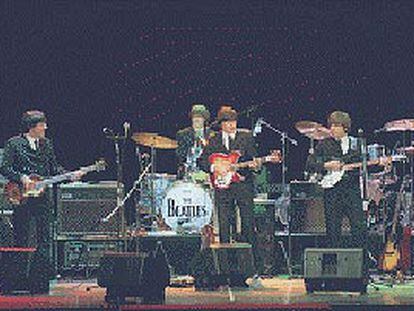El grupo catalán Abbey Road, unos clones de The Beatles, durante su actuación ayer en el Gran Teatro de Alzira.