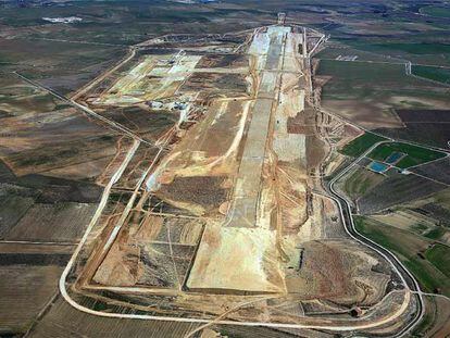 Las instalaciones del que será el aeropuerto de Lleida-Alguaire ya toman forma a un año de que acabe la obra.