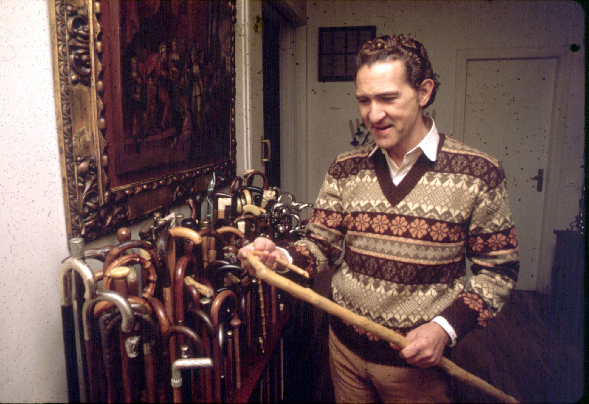El escritor Antonio Gala, con su colección de bastones, en un reportaje de EL PAÍS SEMANAL publicado en diciembre de 1979. 