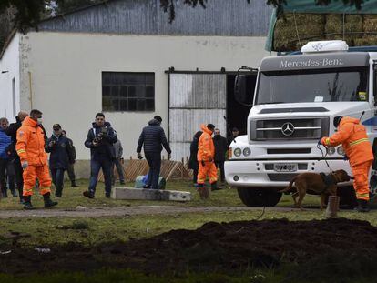 La polic&iacute;a allana la Gendarmer&iacute;a de Esquel en busca de rastros de Santiago Maldonado, desaparecido tras una protesta mapuche.