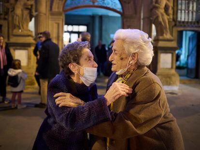 Chicha Urrizola, de 90 años, y María Josefa Chocarro, de 91 años, se abrazan durante su reencuentro sorpresa en el Ayuntamiento de Pamplona.