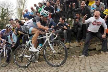 El suizo Fabian Cancellara (derecha) de Leopard y el francés Sylvain Chavanel de Quick Step suben el Kapelmuur durante la 95ª edición del Tour de Flandes.